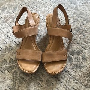 Born tan wedges